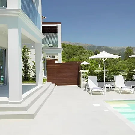 Omicron & White * Vasiliki (Lefkada)