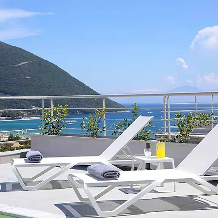 Villa Omicron & White *